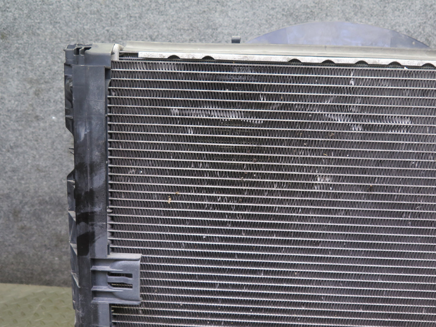 2011 BMW E89 Z4 N54 A/T DCT Engine Radiator Condenser Fan Shroud Oil Cooler Assy