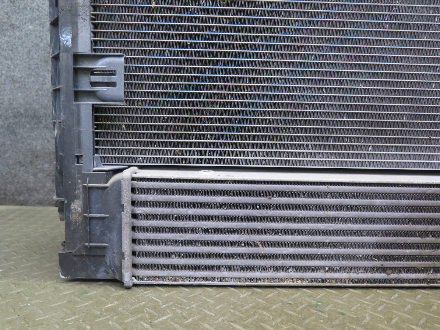2011 BMW E89 Z4 N54 A/T DCT Engine Radiator Condenser Fan Shroud Oil Cooler Assy
