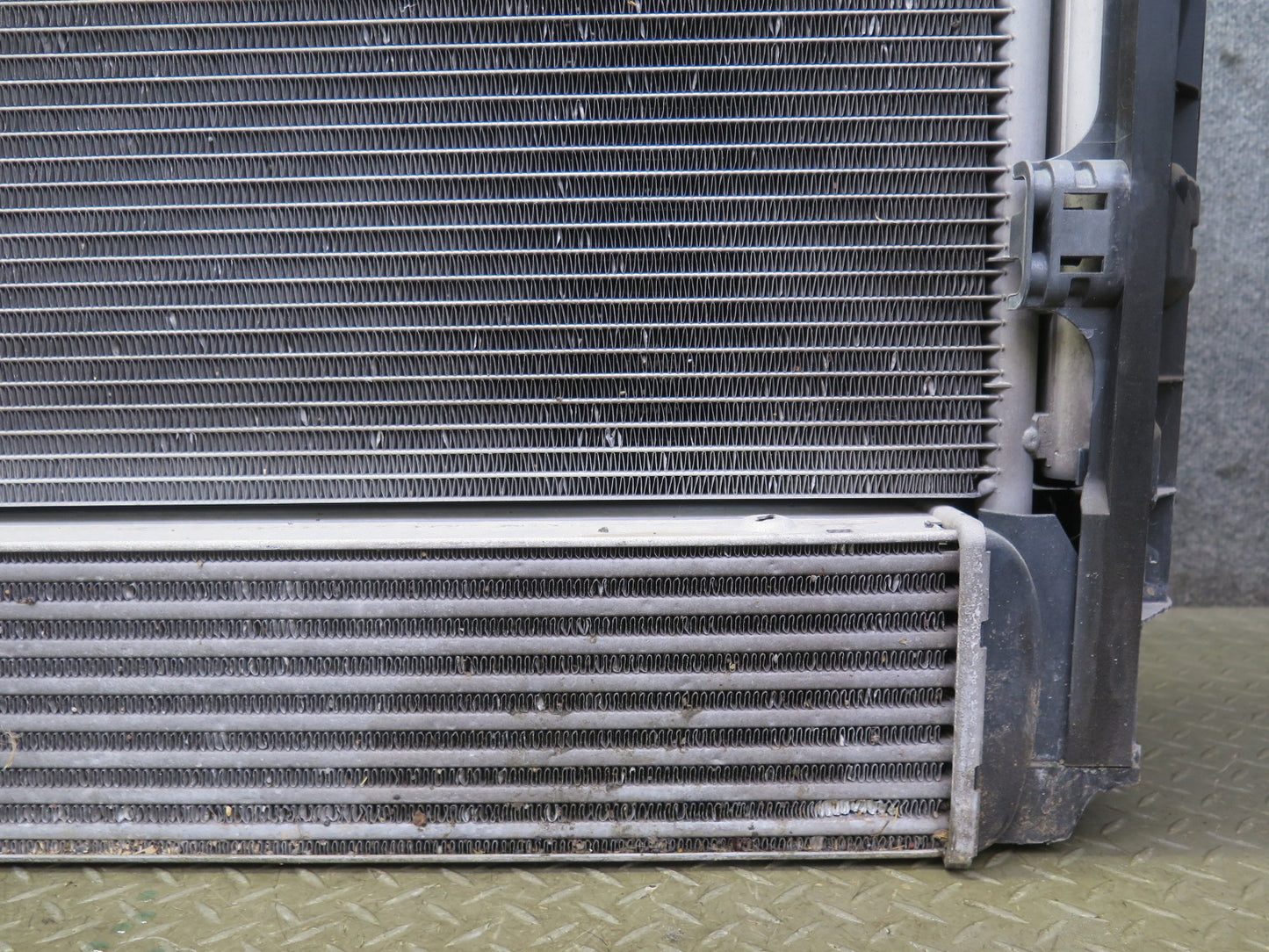 2011 BMW E89 Z4 N54 A/T DCT Engine Radiator Condenser Fan Shroud Oil Cooler Assy