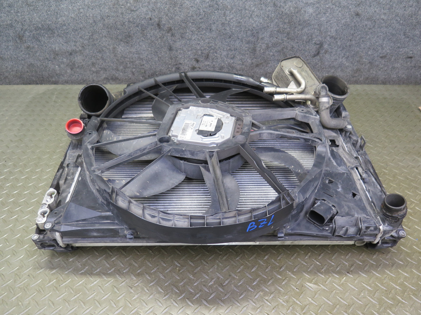 2011 BMW E89 Z4 N54 A/T DCT Engine Radiator Condenser Fan Shroud Oil Cooler Assy