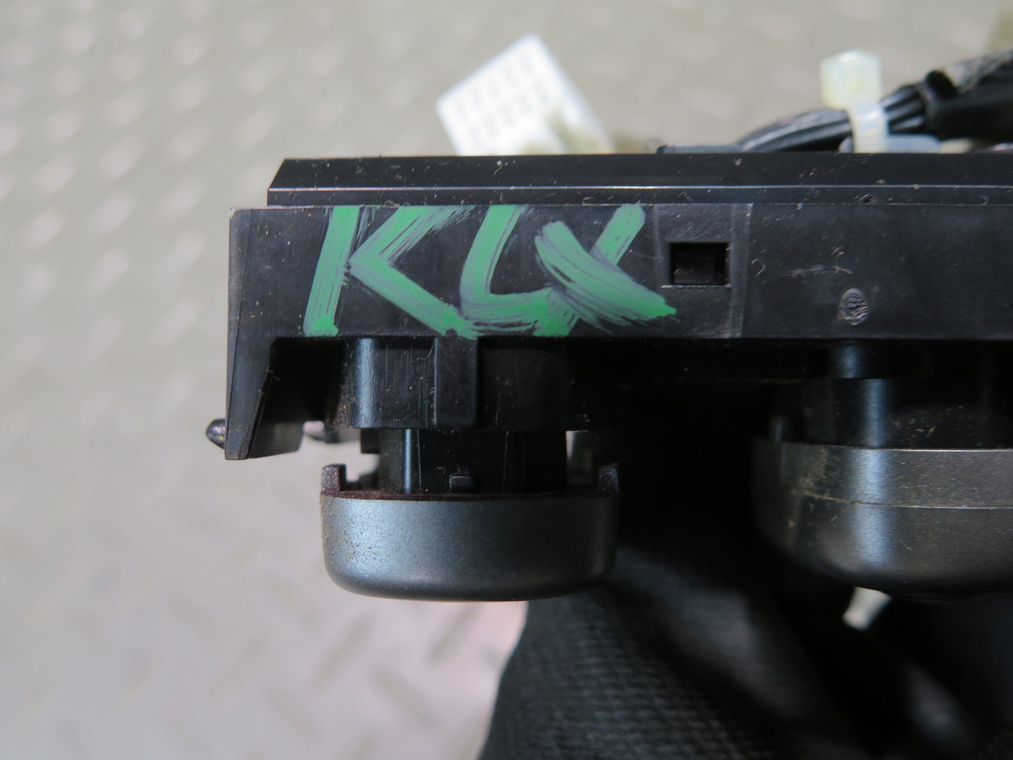 2003-2007 Lexus UZJ100L LX470 Differential Lock Hazard Control Switch