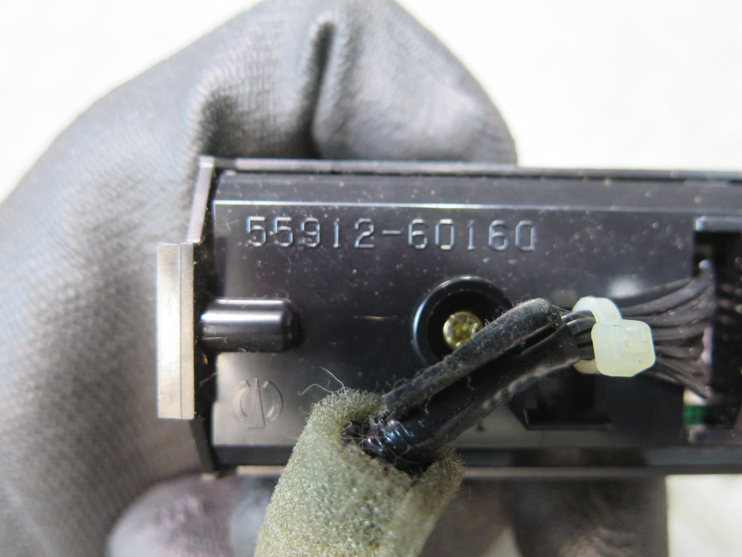 2003-2007 Lexus UZJ100L LX470 Differential Lock Hazard Control Switch