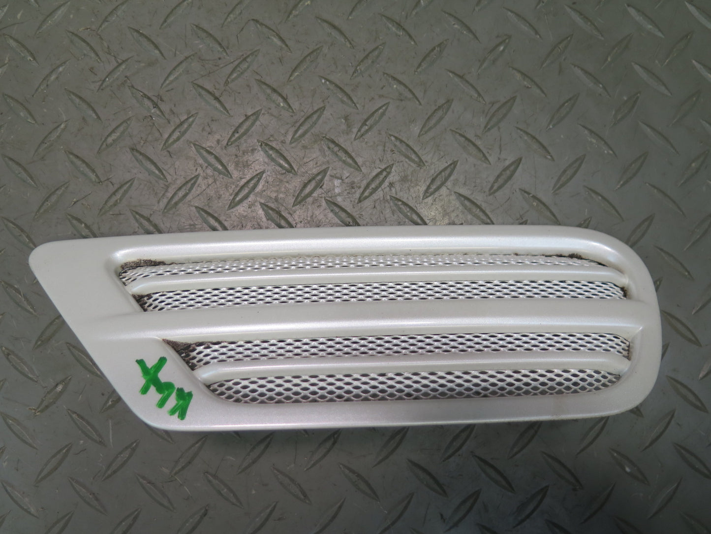 1998-2007 Lexus UZJ100L LX470 Rear Left Right Quarter Vent Trim Grille White Set