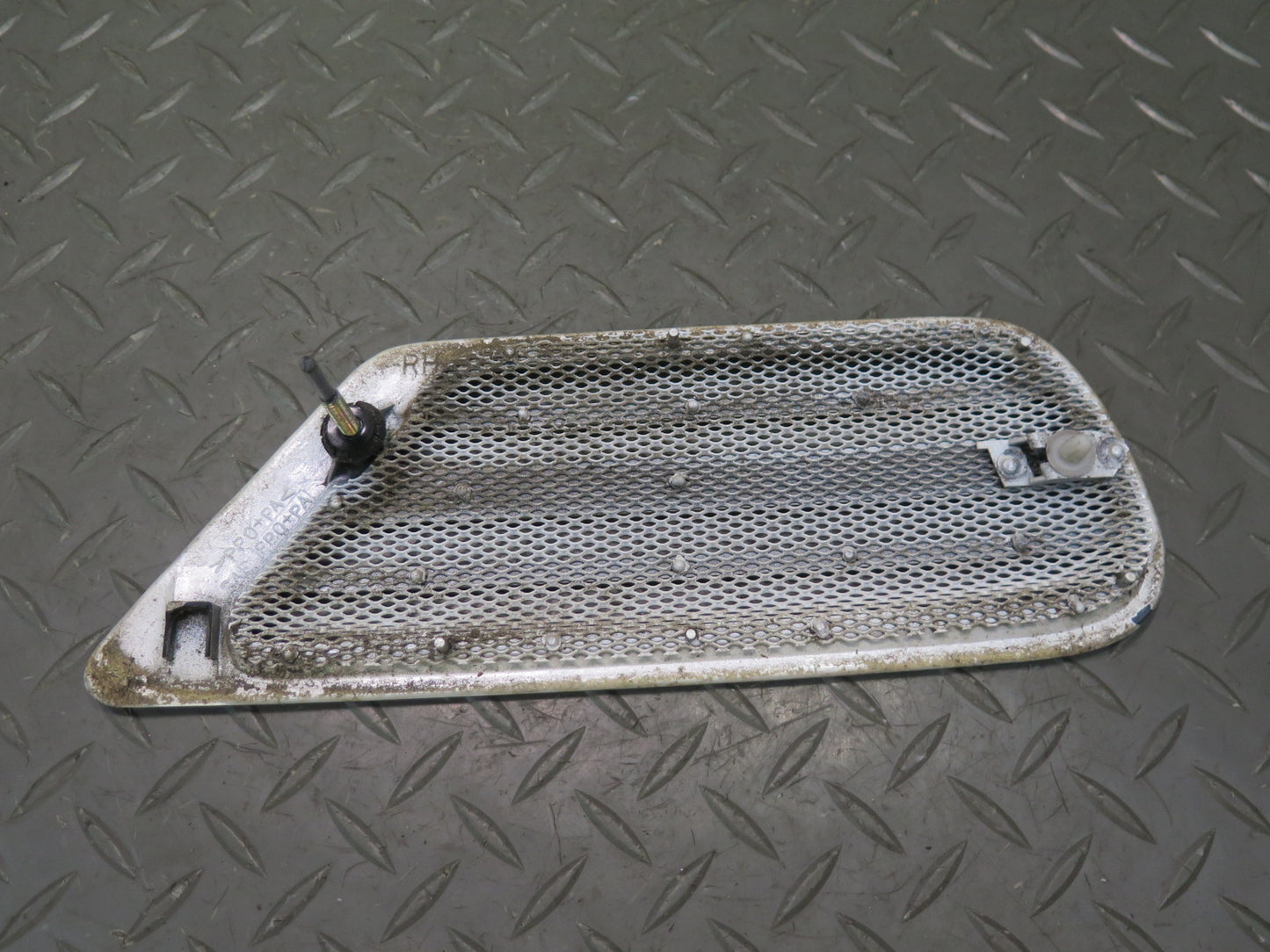 1998-2007 Lexus UZJ100L LX470 Rear Left Right Quarter Vent Trim Grille White Set