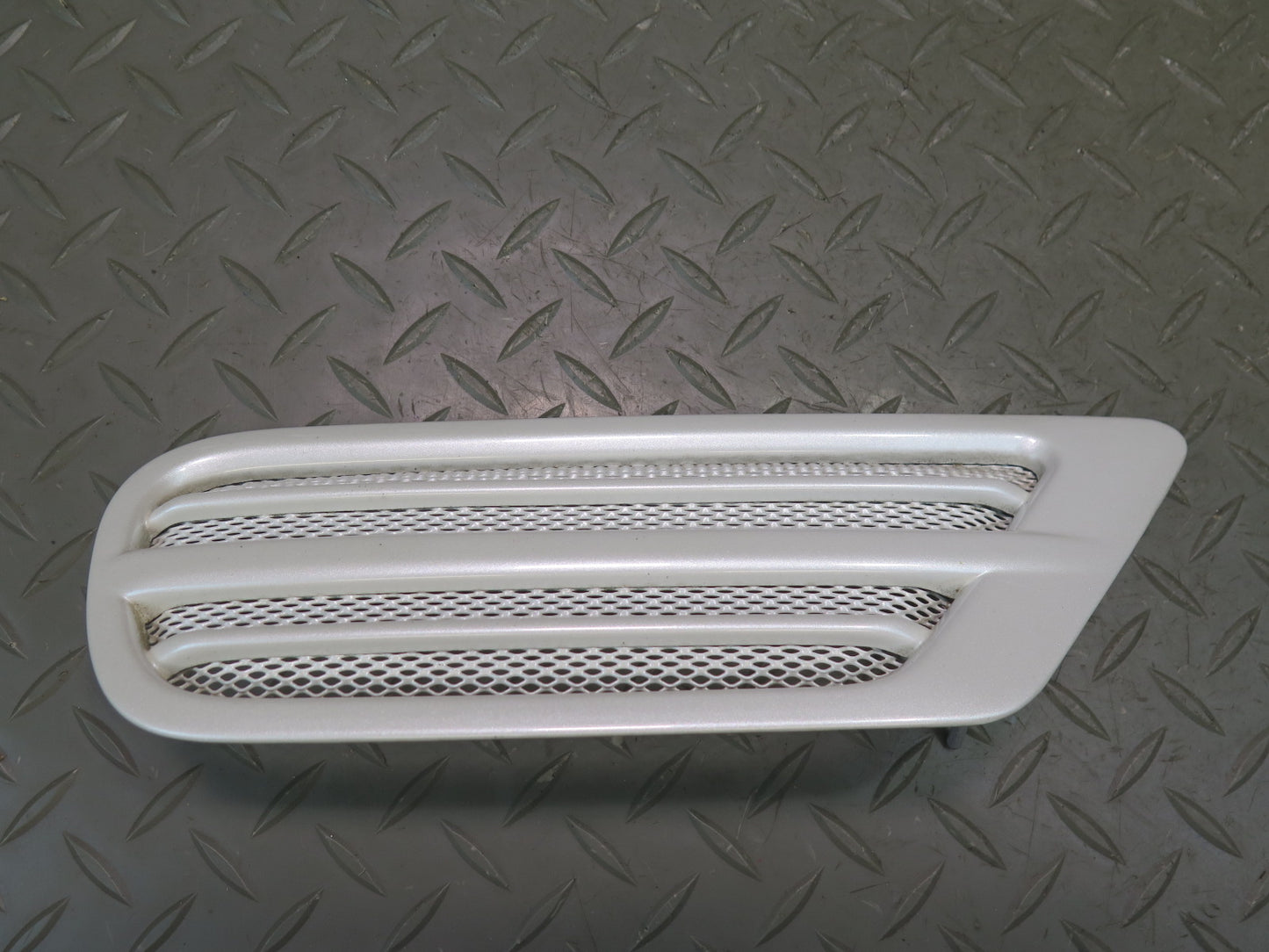 1998-2007 Lexus UZJ100L LX470 Rear Left Right Quarter Vent Trim Grille White Set