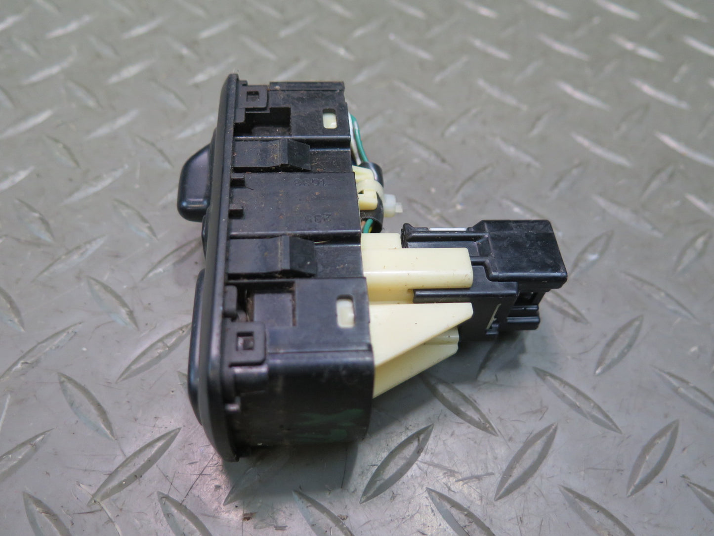 2003-2007 Lexus UZJ100L LX470  Ride Drive Suspension Control Shock Height Switch