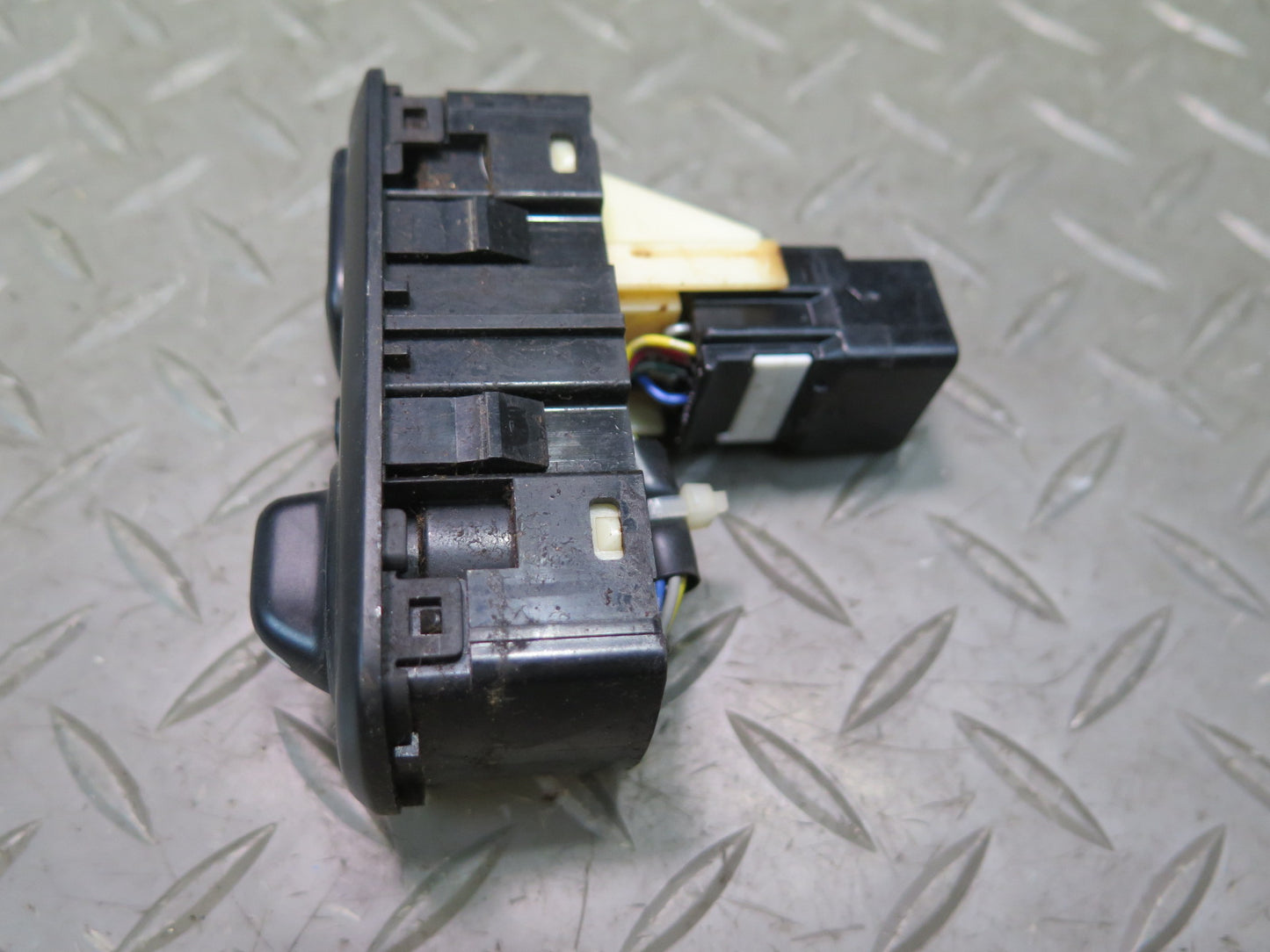 2003-2007 Lexus UZJ100L LX470  Ride Drive Suspension Control Shock Height Switch
