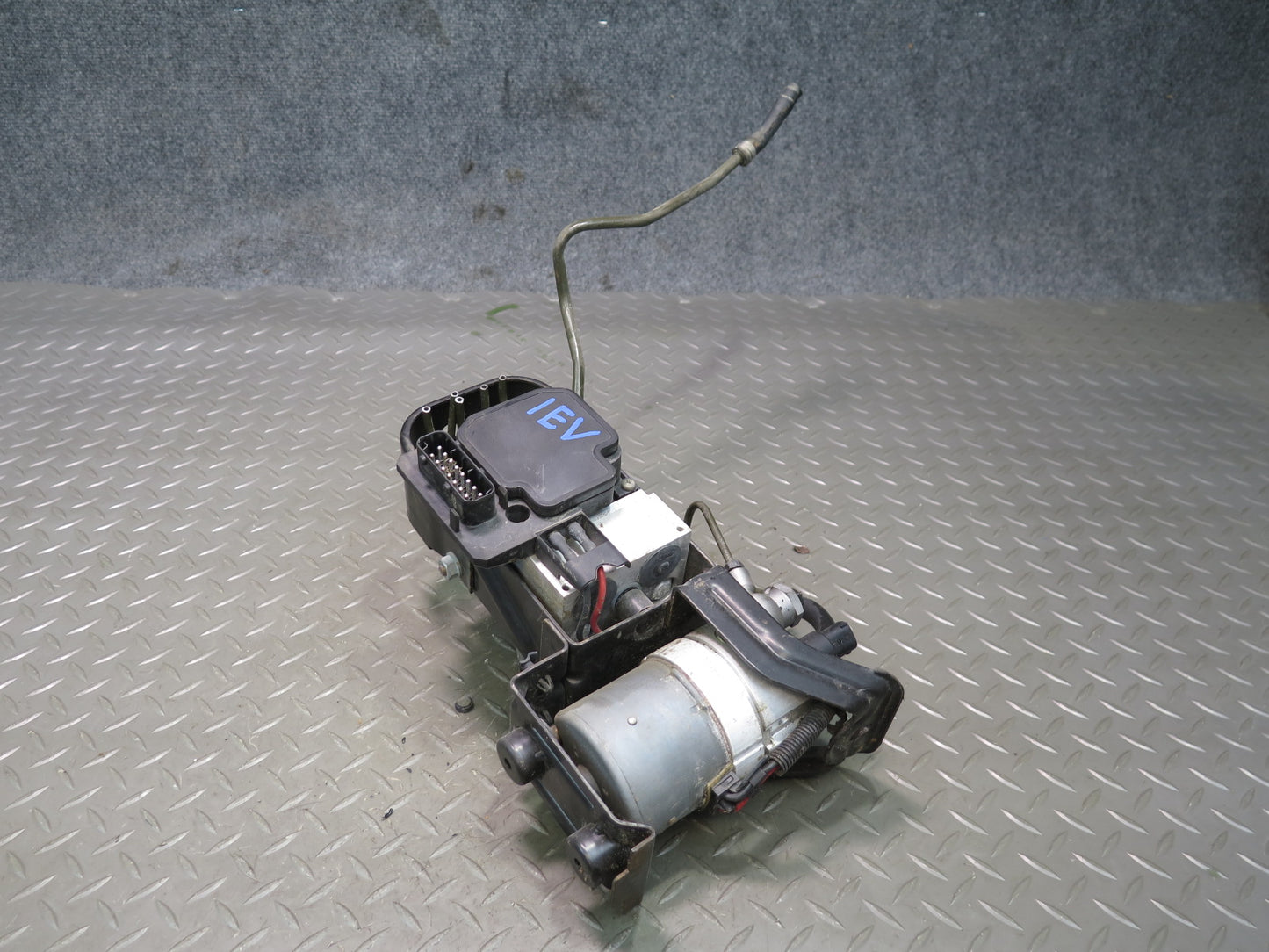 02-03 VW Eurovan T4 Anti Lock Brake ABS & ESP Pump Module w Bracket Assembly OEM