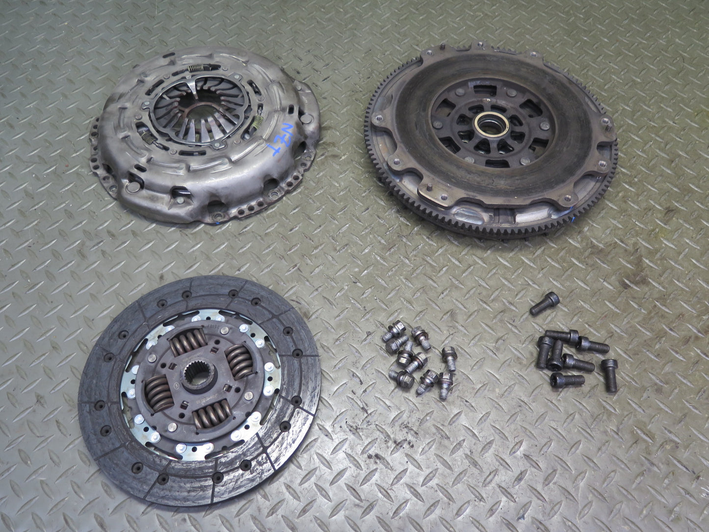2007 Nissan Z33 350Z FS6R31A M/T Flywheel Pressure Plate Clutch KIT Set 101K OEM