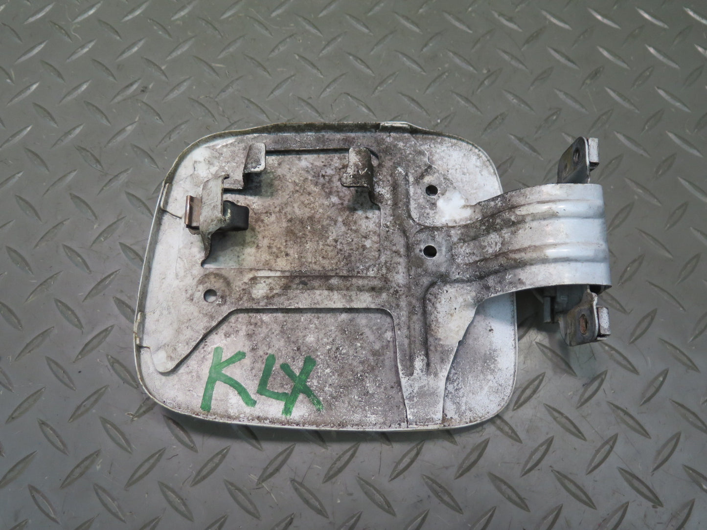 2003-2007 Lexus UZJ100L LX470 Fuel Tank Filler Door Lid Cover