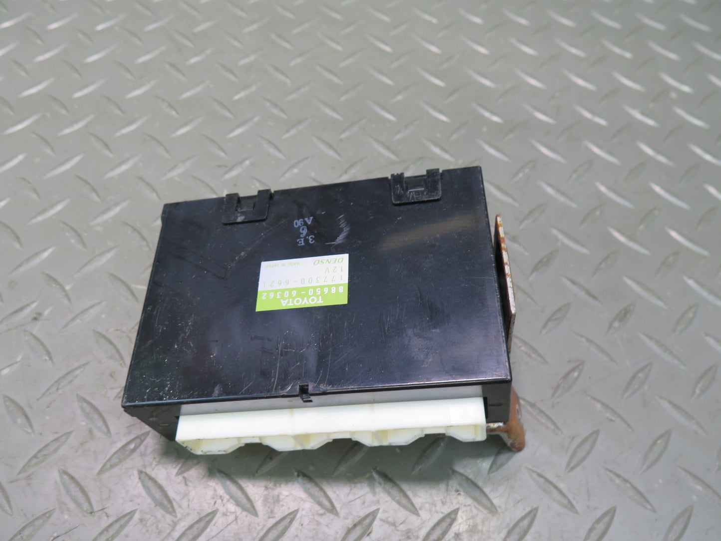 2003-2007 Lexus UZJ100L LX470 Rear A/C Air Condition Amplifier 88650-60362