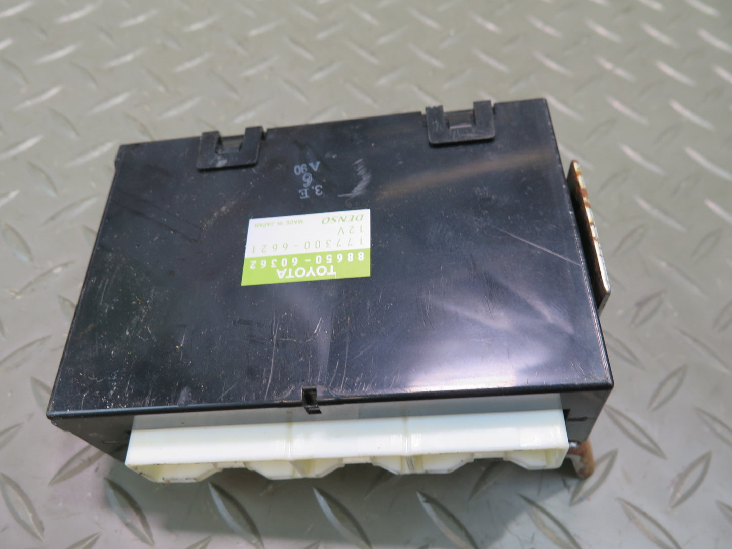 2003-2007 Lexus UZJ100L LX470 Rear A/C Air Condition Amplifier 88650-60362