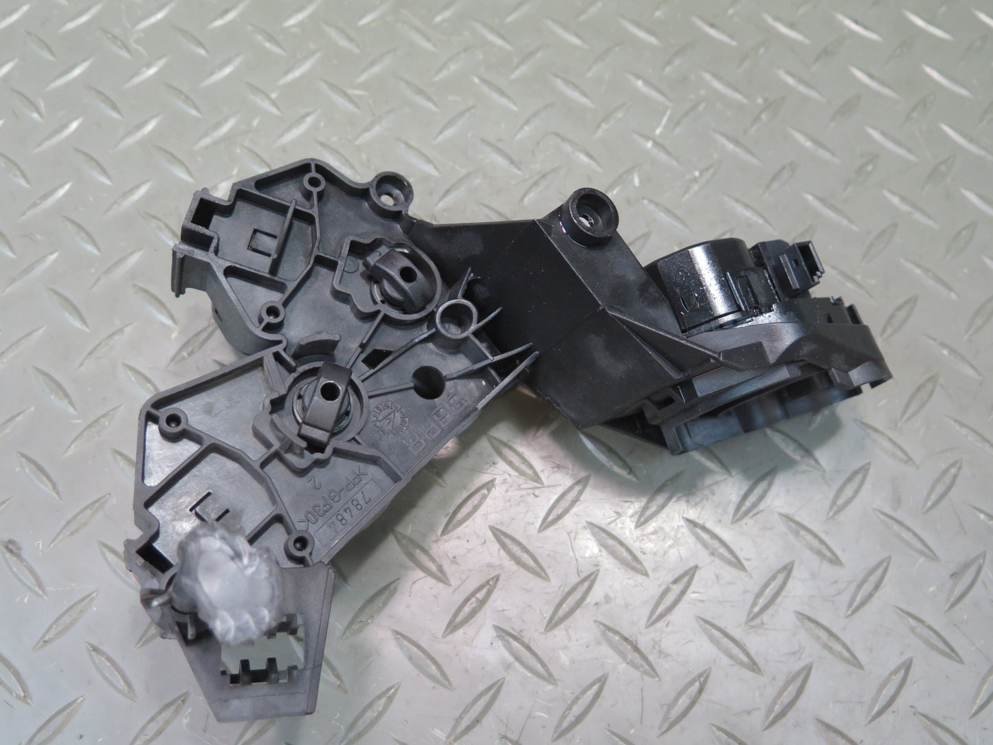 2001-2006 BMW E46 M3 3-SERIES A/C Heater Flap Door Actuator Bracket Set