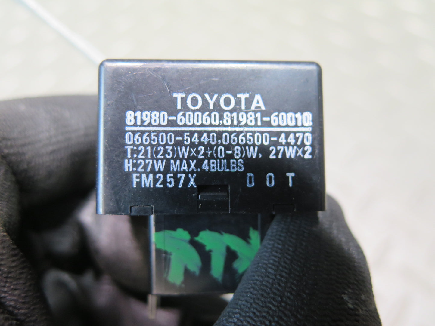 2003-2007 Lexus UZJ100L LX470 Turn Signal Flasher Relay Module 81980-60060