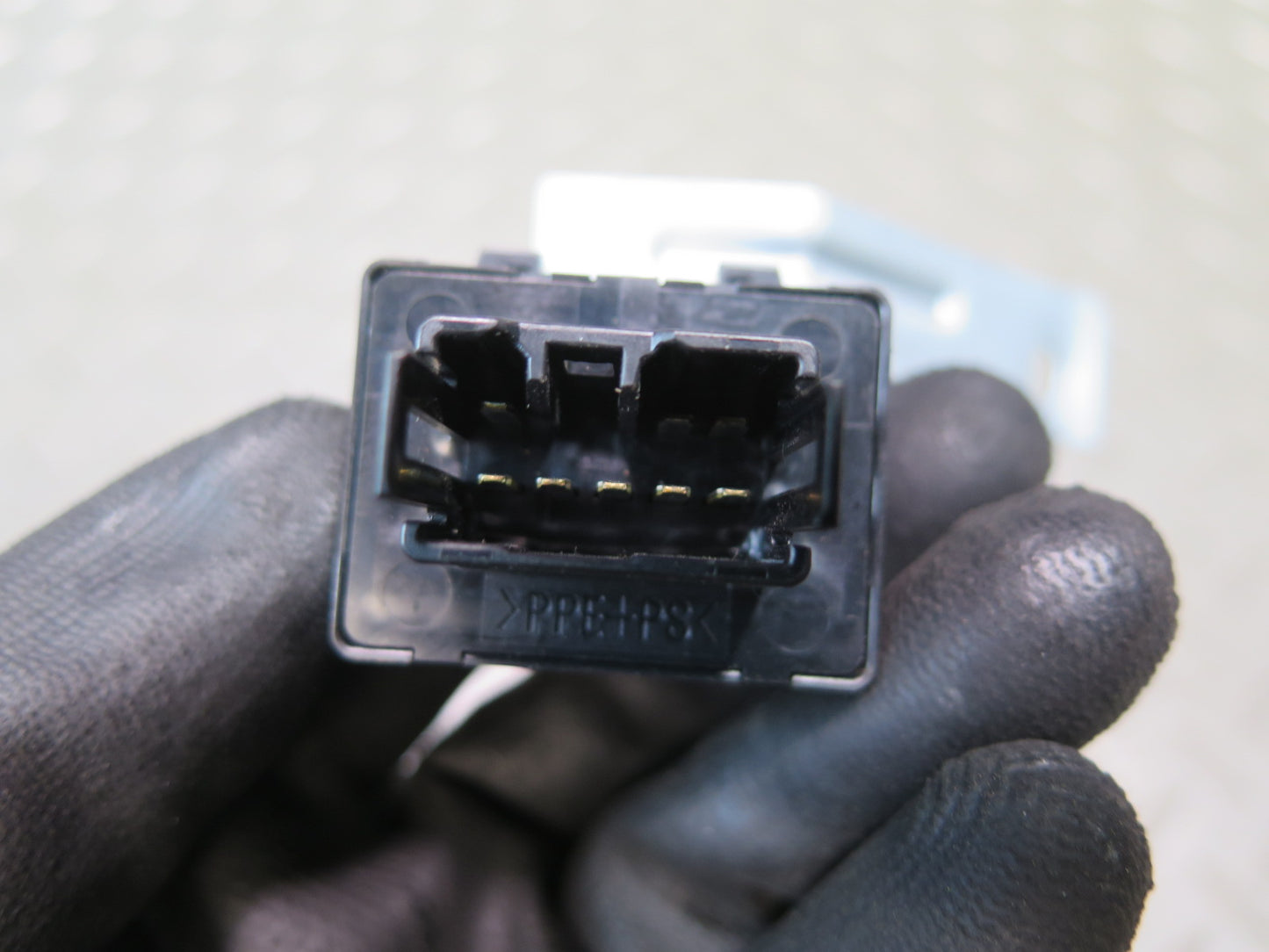 2003-2007 Lexus UZJ100L LX470 Turn Signal Flasher Relay Module 81980-60060