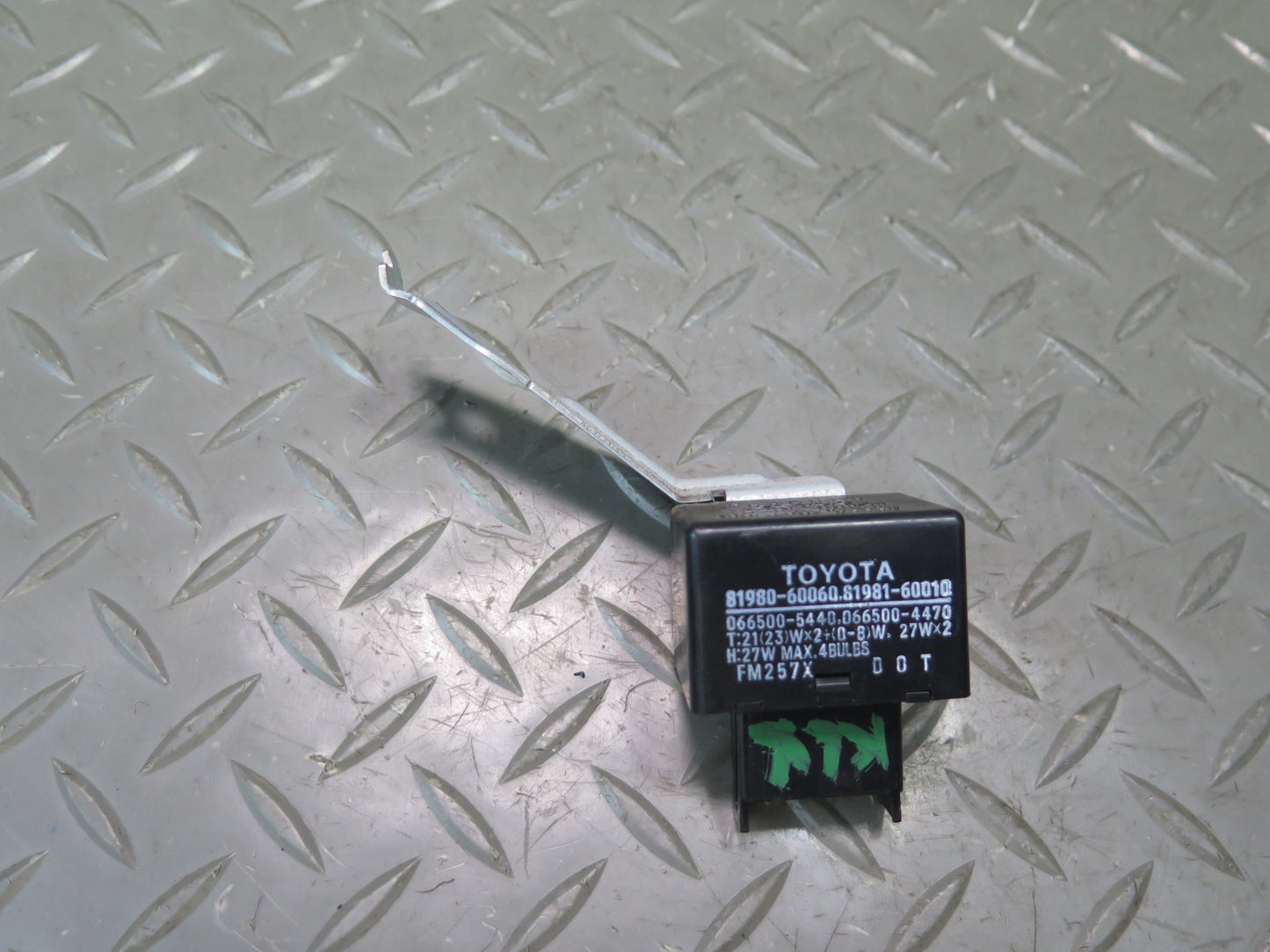 2003-2007 Lexus UZJ100L LX470 Turn Signal Flasher Relay Module 81980-60060