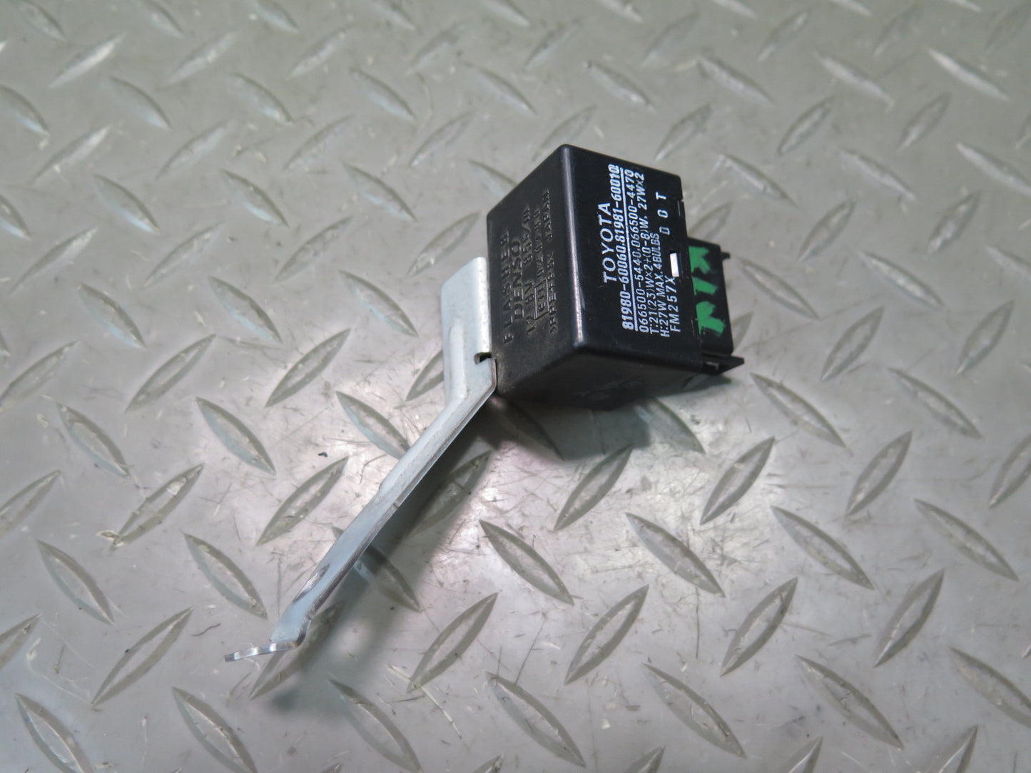 2003-2007 Lexus UZJ100L LX470 Turn Signal Flasher Relay Module 81980-60060