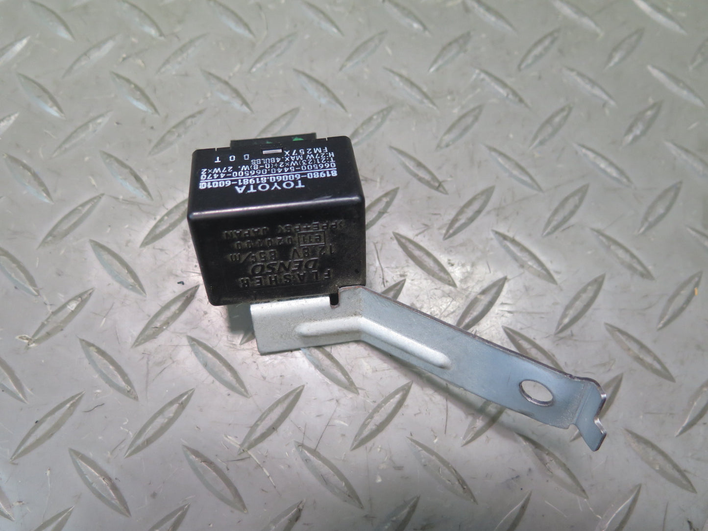 2003-2007 Lexus UZJ100L LX470 Turn Signal Flasher Relay Module 81980-60060