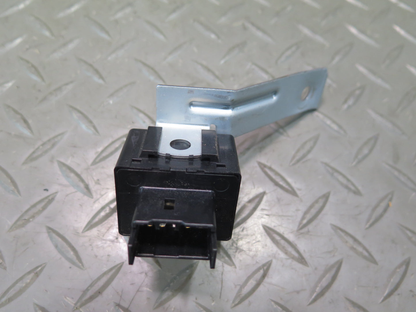 2003-2007 Lexus UZJ100L LX470 Turn Signal Flasher Relay Module 81980-60060