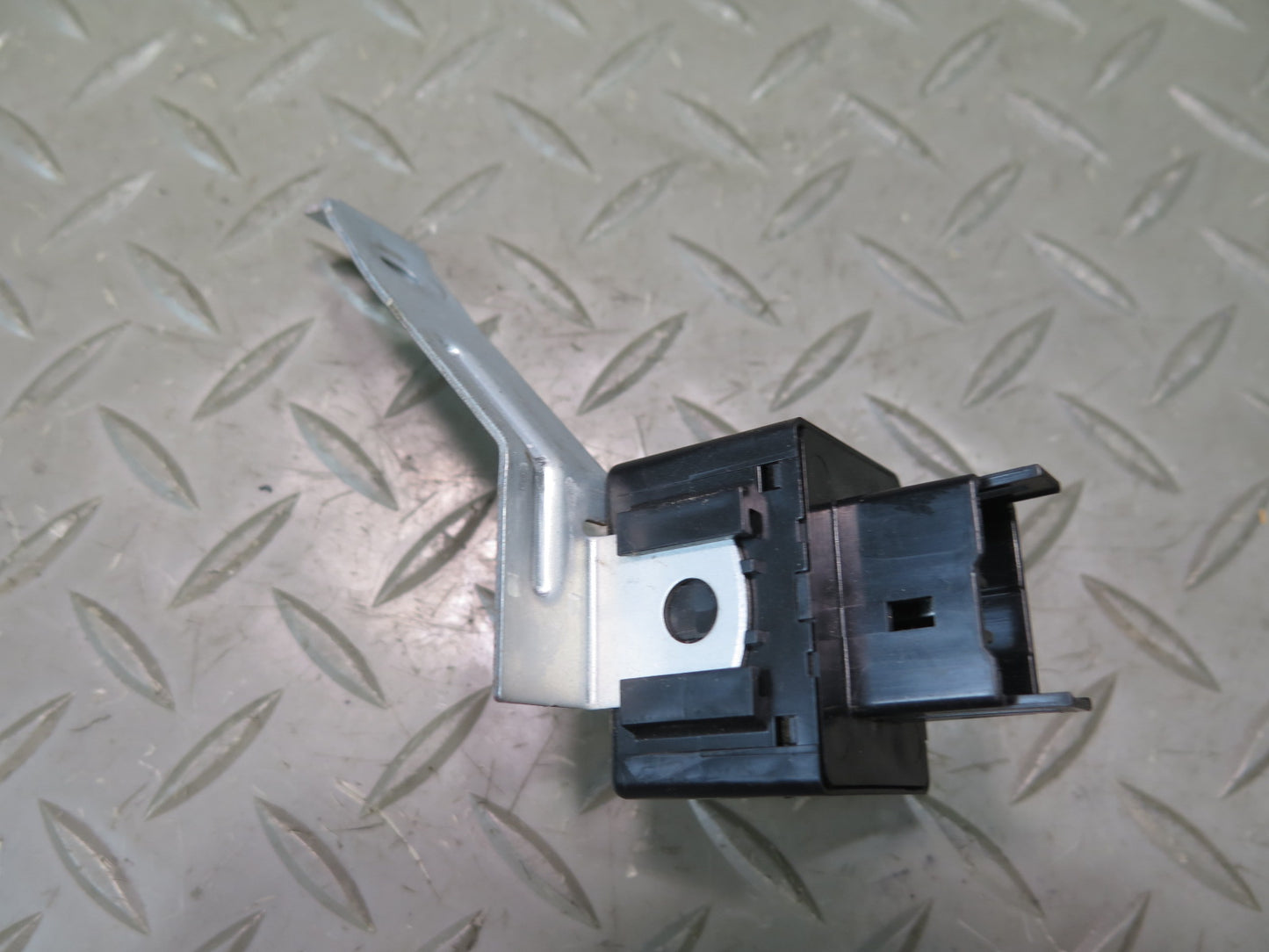 2003-2007 Lexus UZJ100L LX470 Turn Signal Flasher Relay Module 81980-60060