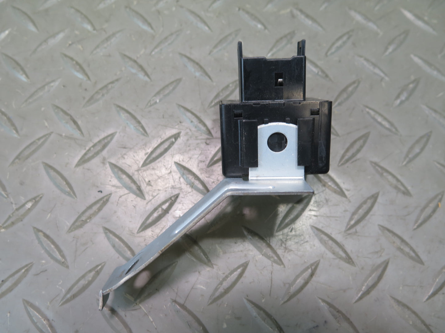 2003-2007 Lexus UZJ100L LX470 Turn Signal Flasher Relay Module 81980-60060