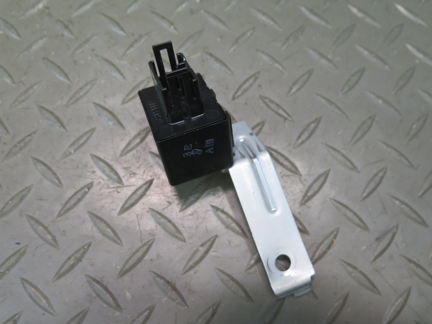 2003-2007 Lexus UZJ100L LX470 Turn Signal Flasher Relay Module 81980-60060
