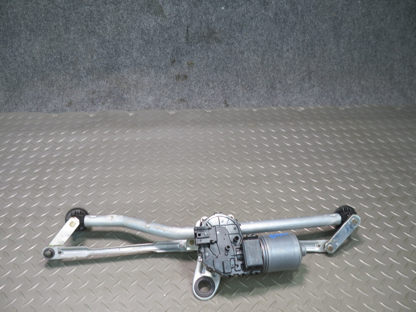 2001-2006 BMW E46 M3 3-SERIES Windshield Wiper Transmission Linkage w Motor