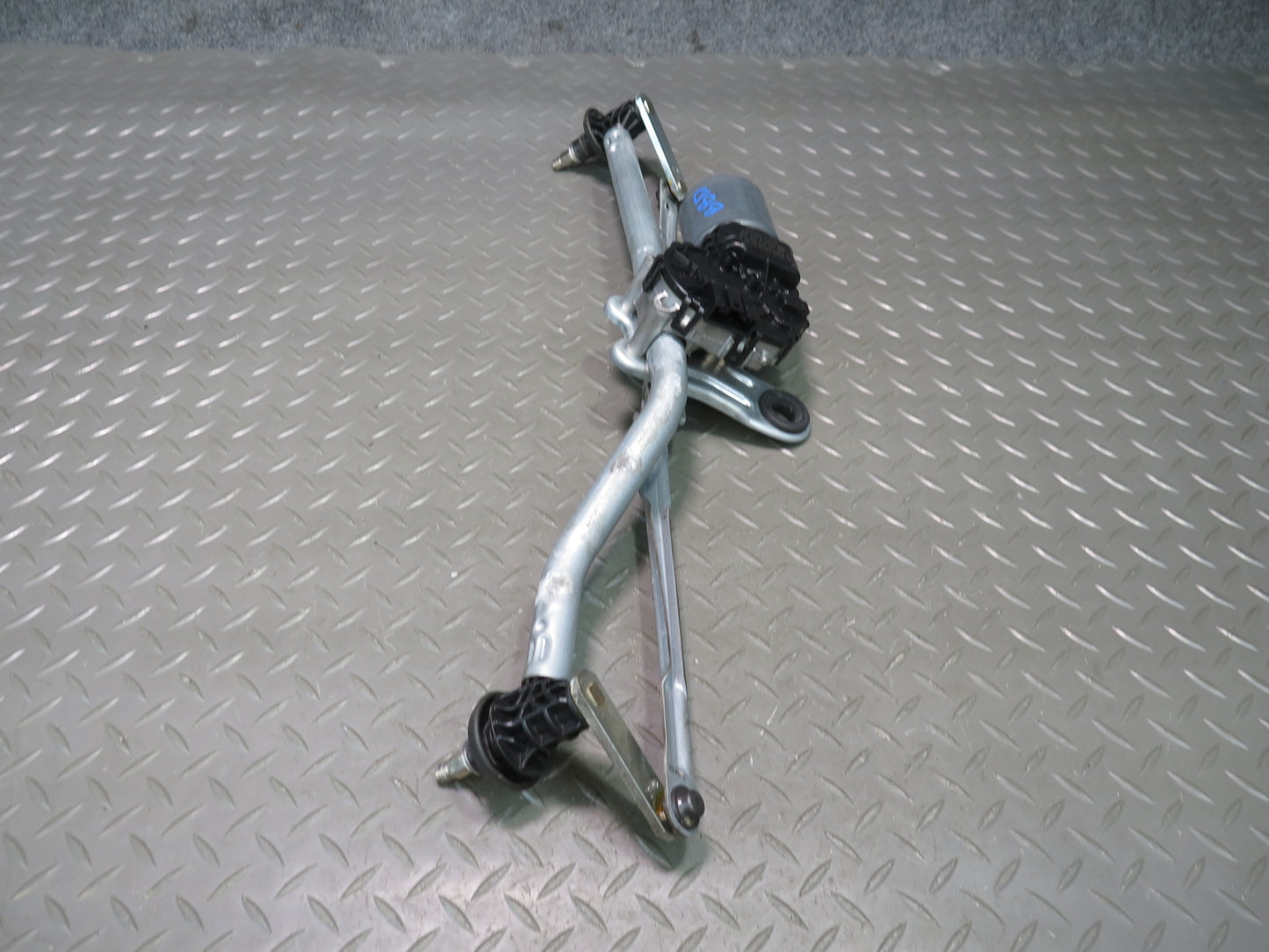 2001-2006 BMW E46 M3 3-SERIES Windshield Wiper Transmission Linkage w Motor