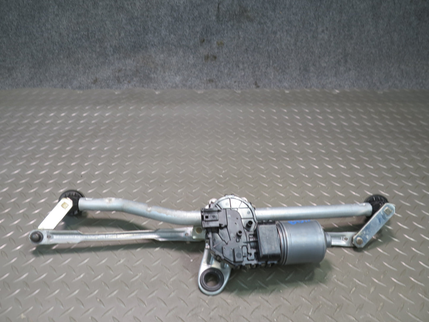 2001-2006 BMW E46 M3 3-SERIES Windshield Wiper Transmission Linkage w Motor
