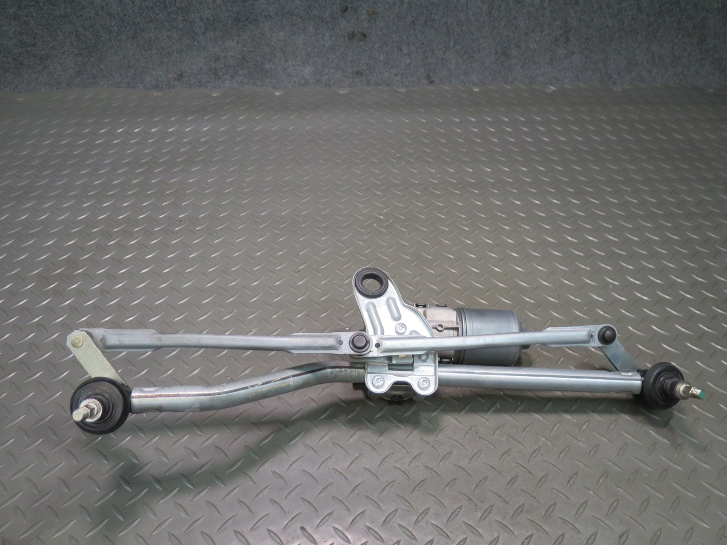 2001-2006 BMW E46 M3 3-SERIES Windshield Wiper Transmission Linkage w Motor