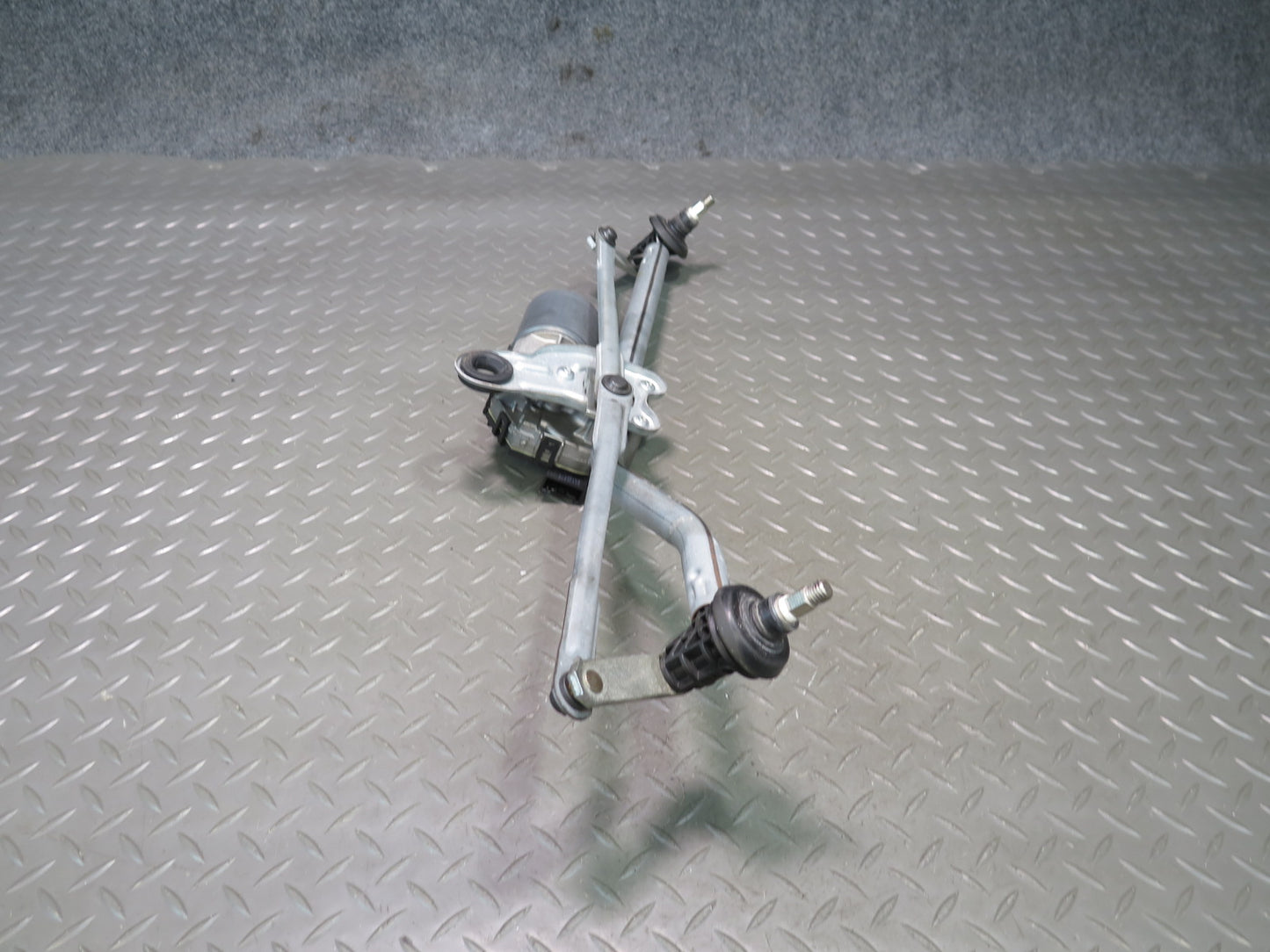 2001-2006 BMW E46 M3 3-SERIES Windshield Wiper Transmission Linkage w Motor