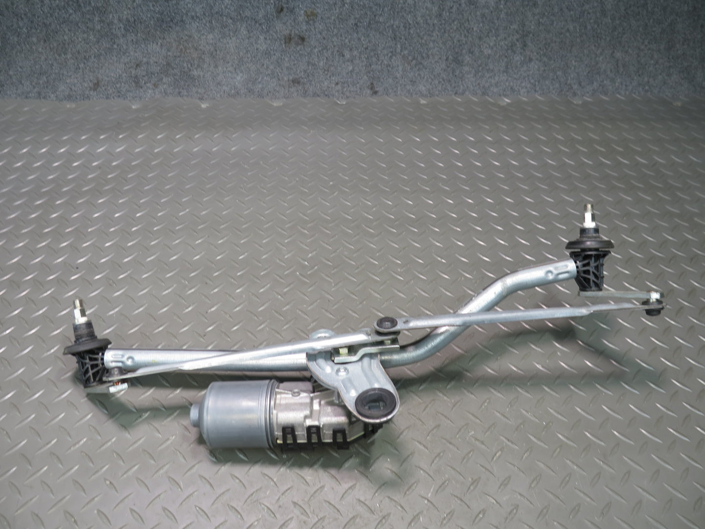2001-2006 BMW E46 M3 3-SERIES Windshield Wiper Transmission Linkage w Motor