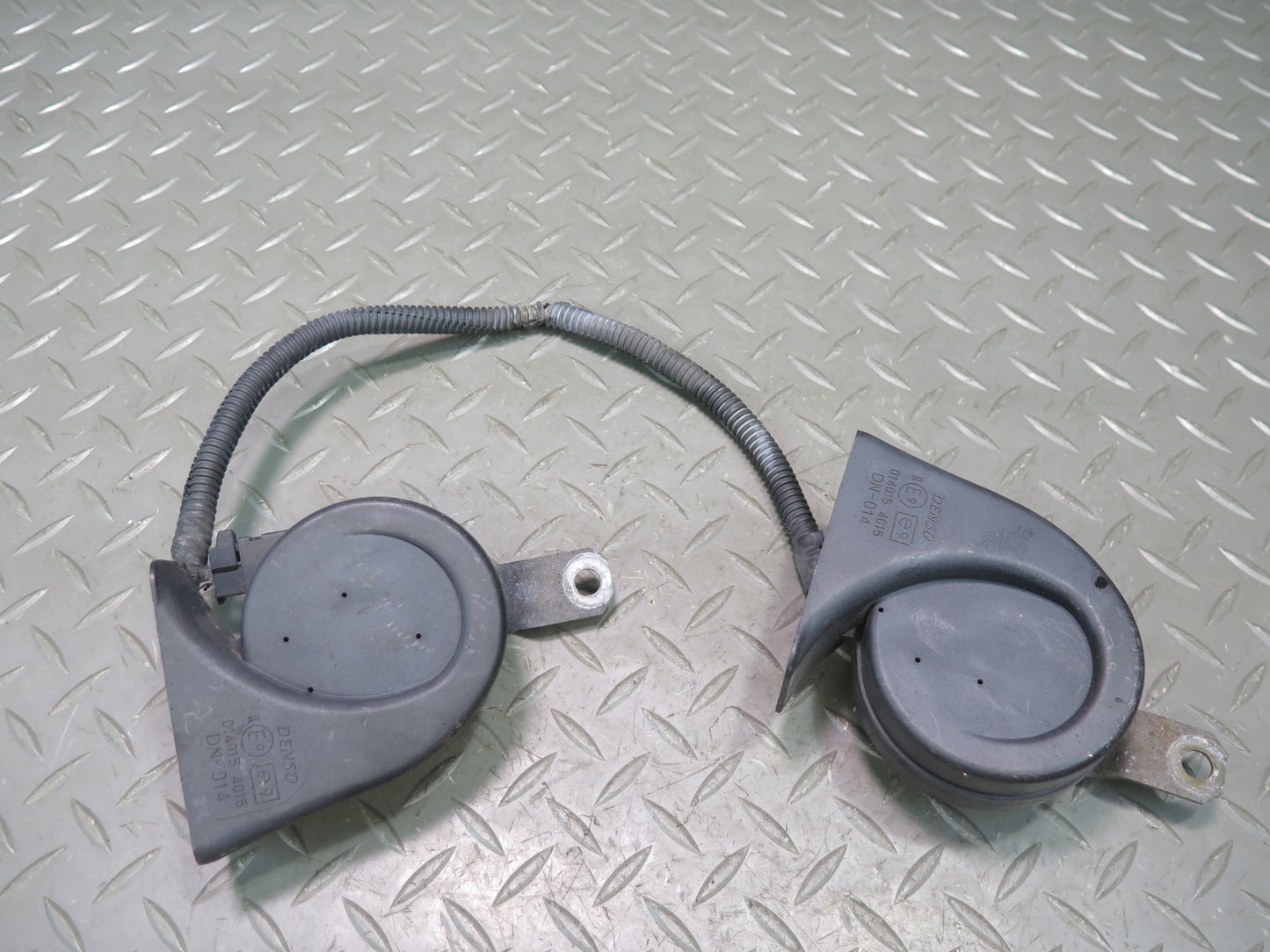 01-05 Lexus JCE10L IS300 Set of 2 High & Low Tone Note Pitch Horn Signal OEM