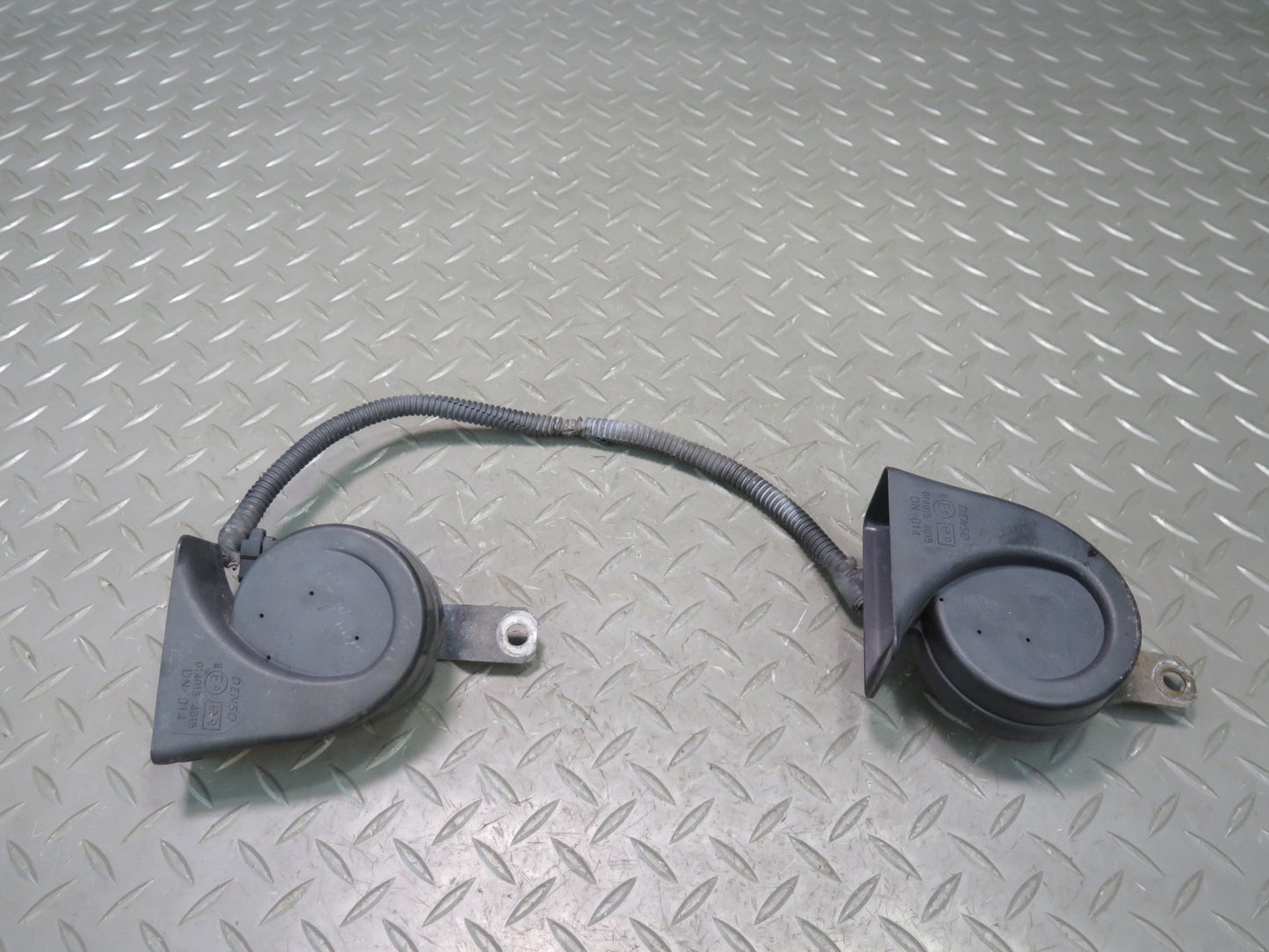 01-05 Lexus JCE10L IS300 Set of 2 High & Low Tone Note Pitch Horn Signal OEM
