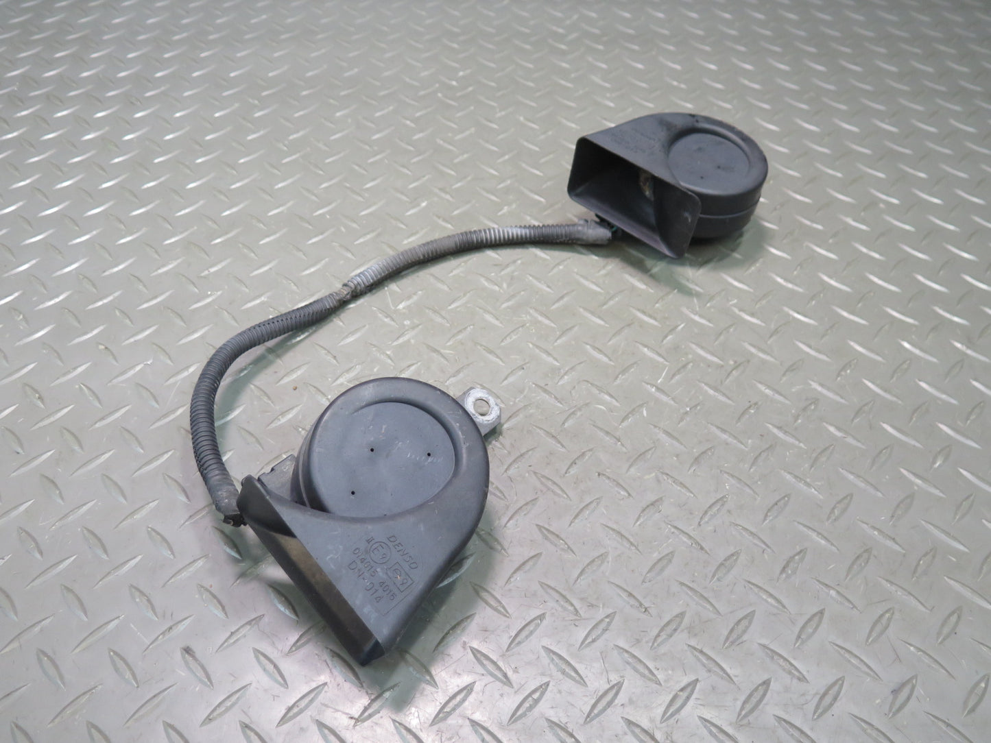 01-05 Lexus JCE10L IS300 Set of 2 High & Low Tone Note Pitch Horn Signal OEM