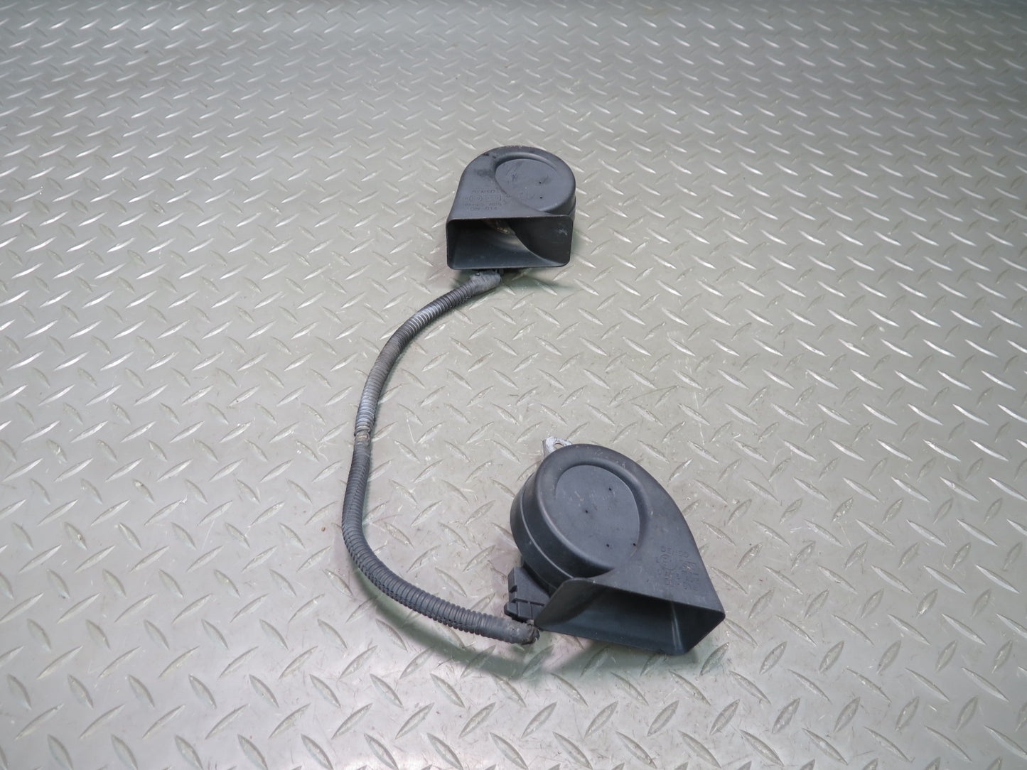 01-05 Lexus JCE10L IS300 Set of 2 High & Low Tone Note Pitch Horn Signal OEM