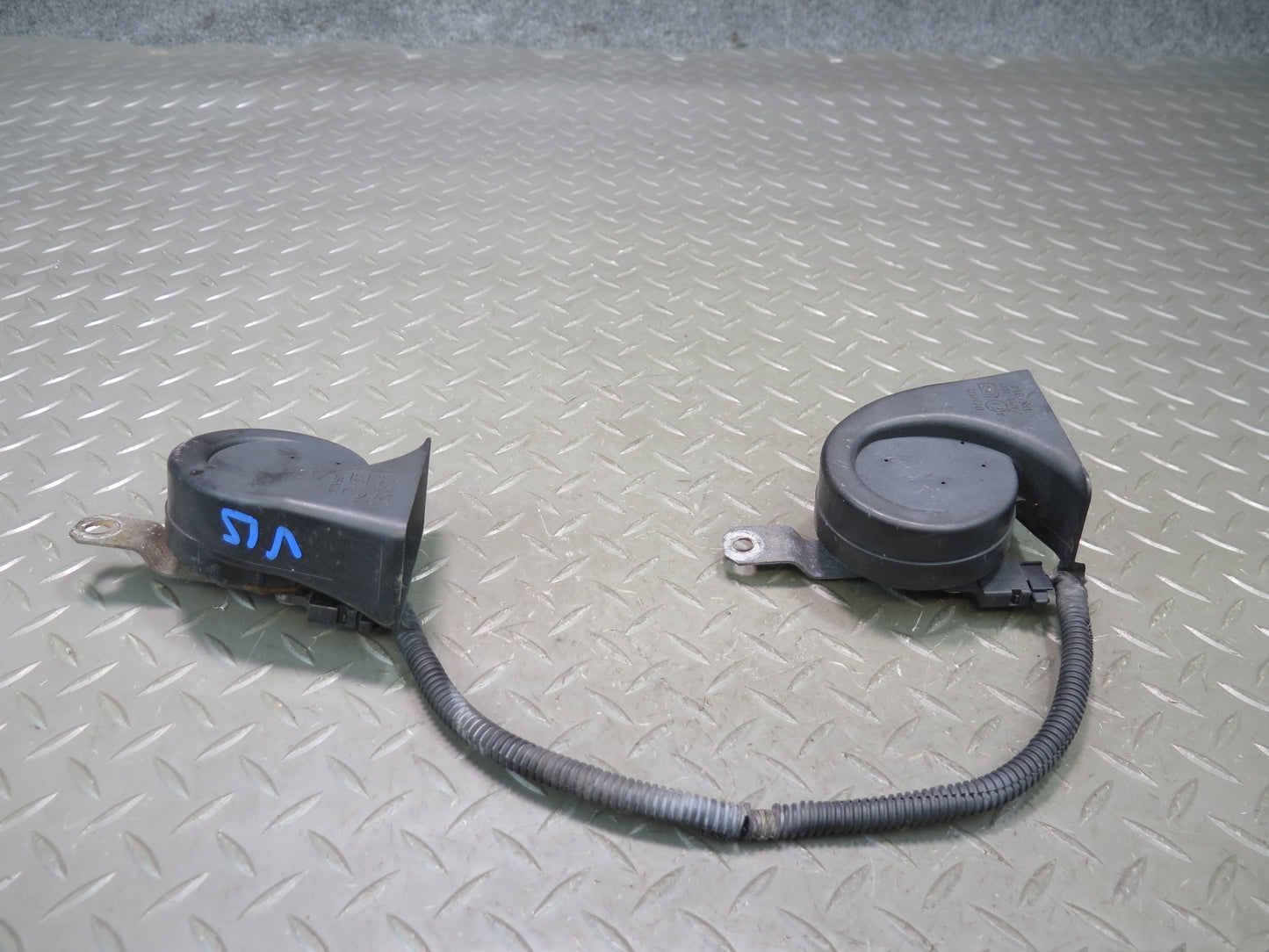01-05 Lexus JCE10L IS300 Set of 2 High & Low Tone Note Pitch Horn Signal OEM