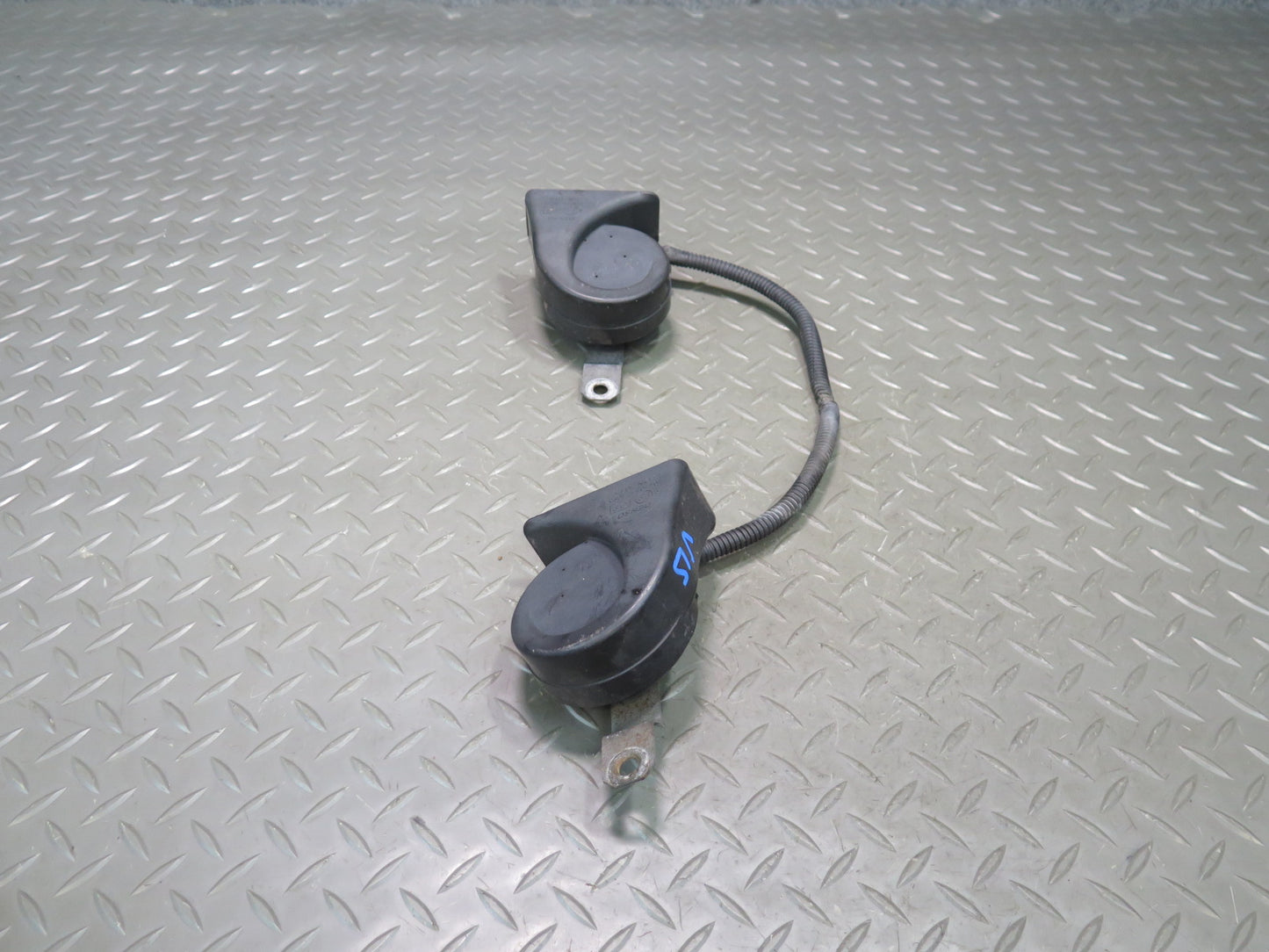 01-05 Lexus JCE10L IS300 Set of 2 High & Low Tone Note Pitch Horn Signal OEM