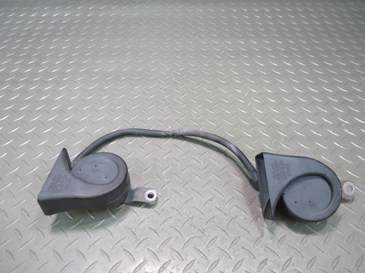 01-05 Lexus JCE10L IS300 Set of 2 High & Low Tone Note Pitch Horn Signal OEM
