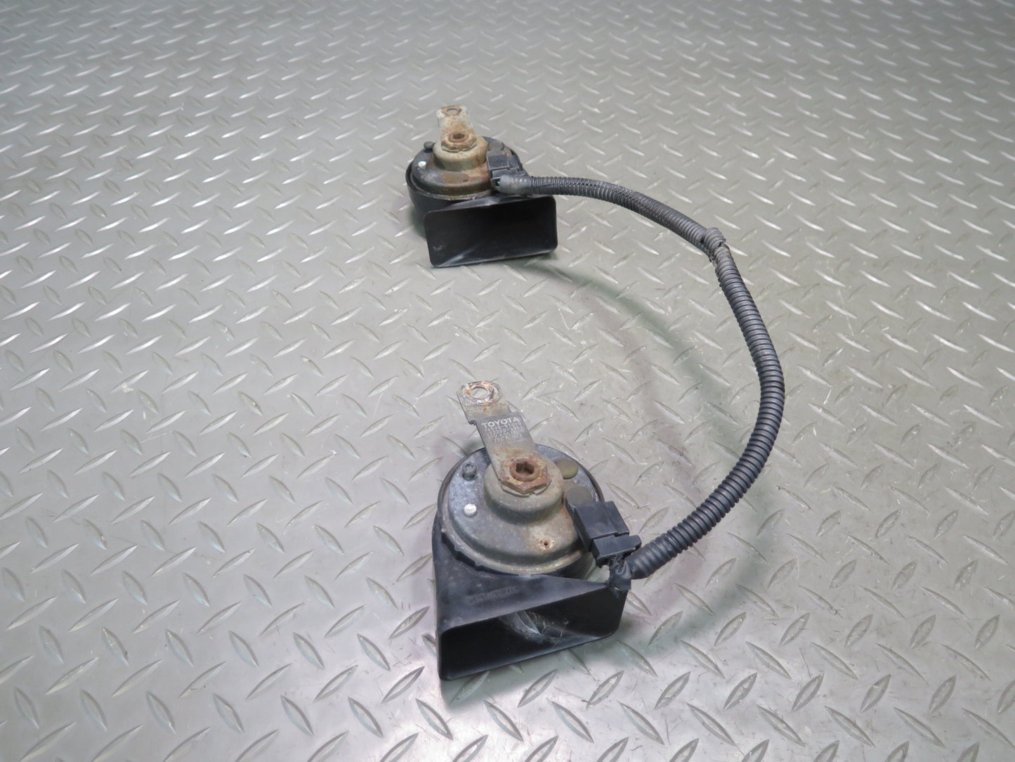 01-05 Lexus JCE10L IS300 Set of 2 High & Low Tone Note Pitch Horn Signal OEM