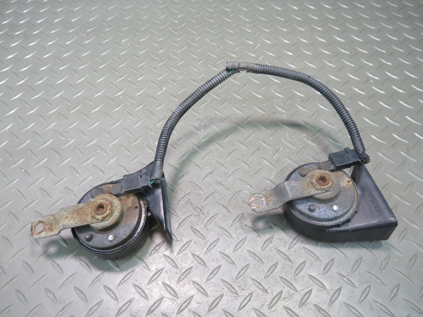 01-05 Lexus JCE10L IS300 Set of 2 High & Low Tone Note Pitch Horn Signal OEM