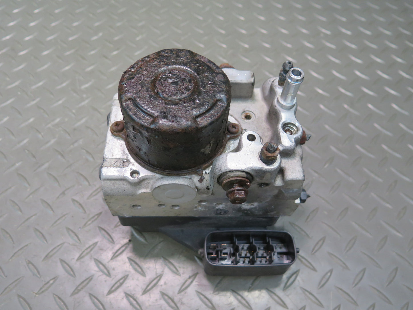 02-05 Lexus JCE10L IS300 Anti Lock Brake ABS Pump Module 44540-53020 OEM