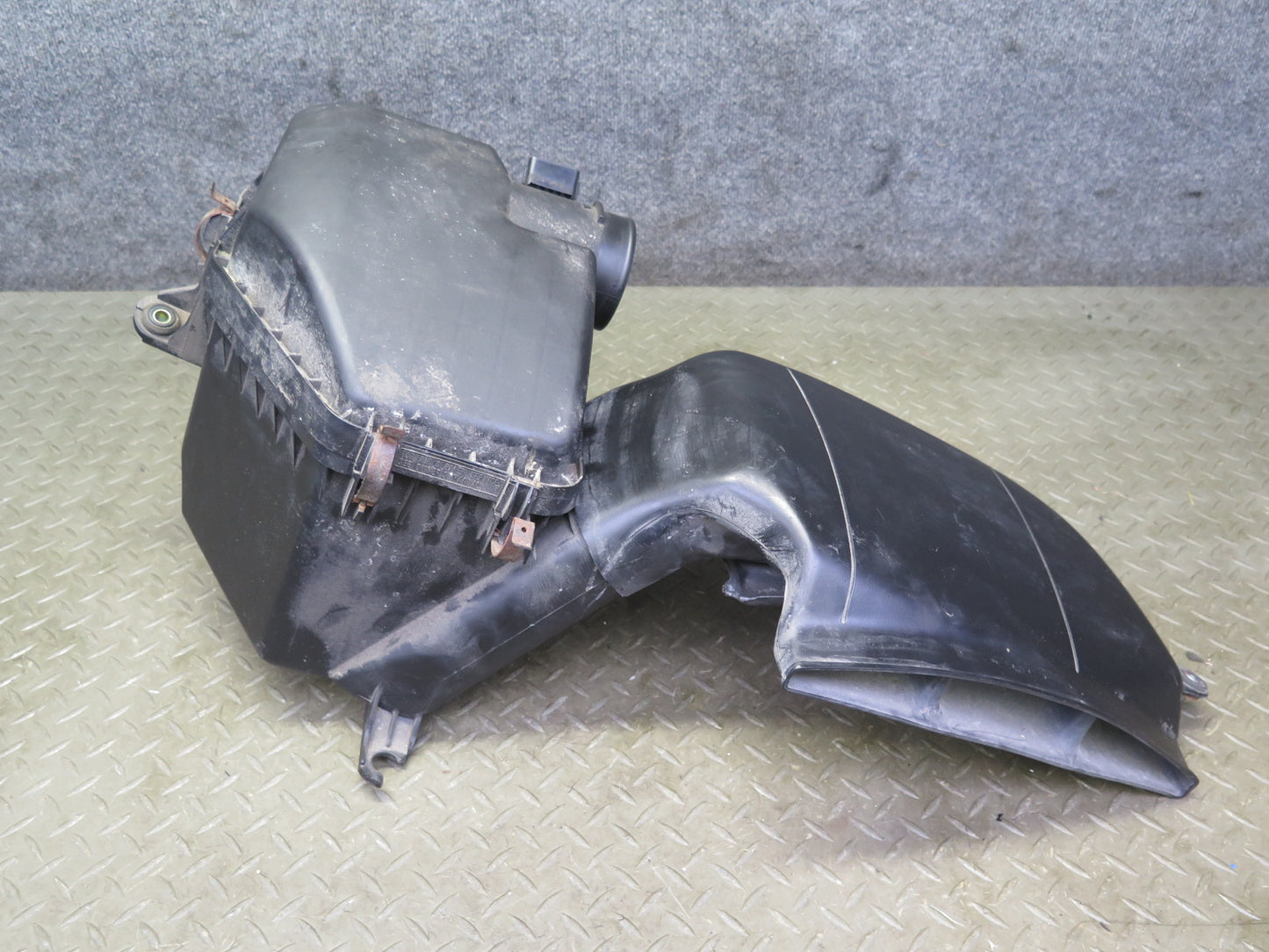 01-05 Lexus GS430 Air Intake Cleaner Filter Box w MAF Sensor & Duct Assy OEM