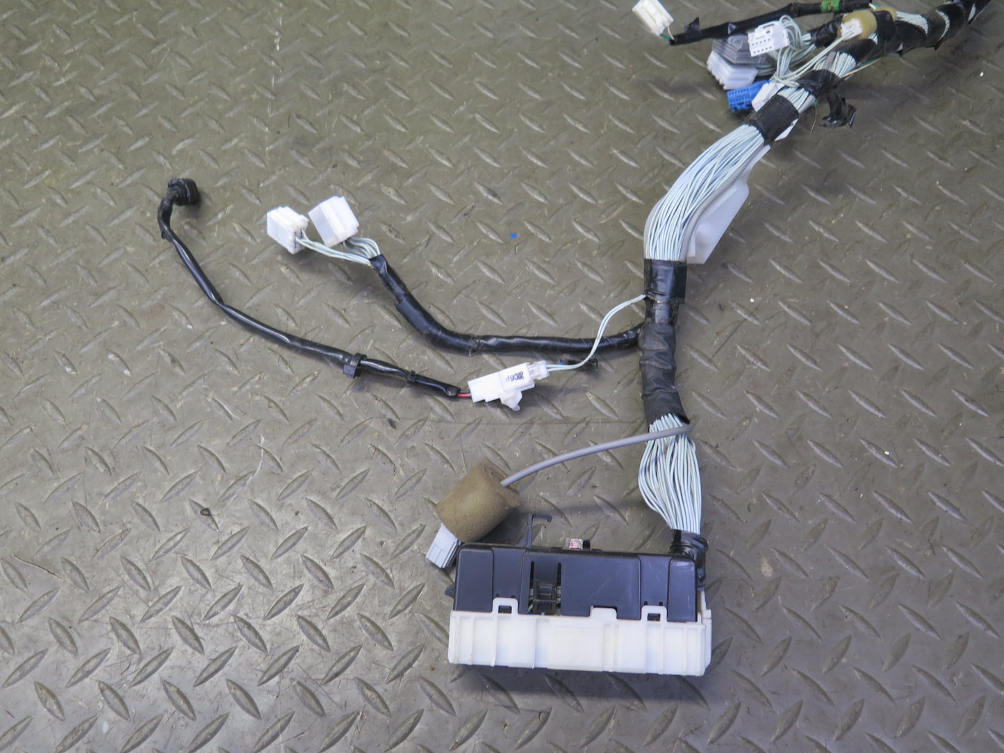 2003-2004 Lexus UZJ100L LX470 Under Dash Wire Wiring Harness 82792-60190