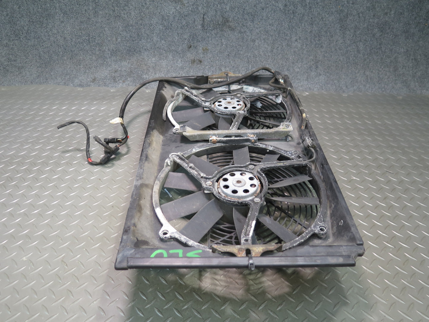 99-02 Mercedes R129 SL500 Engine Cooling Radiator Fan Motor w Shroud OEM