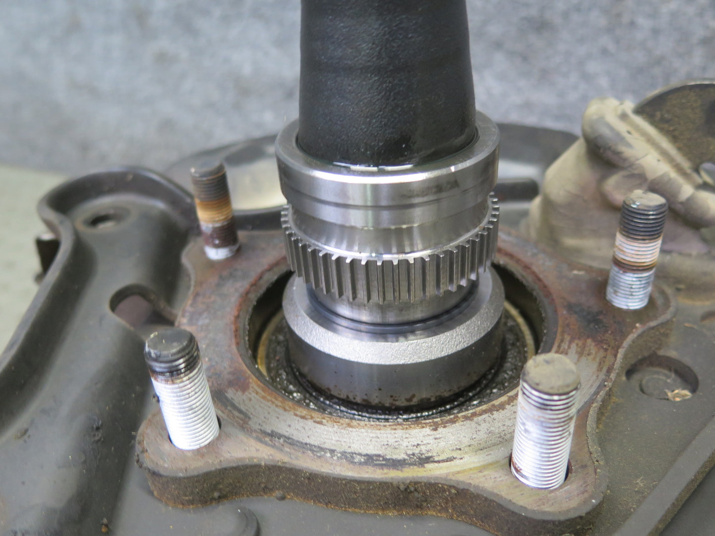 2003-2007 Lexus UZJ100L LX470 Rear Left Spindle Knuckle Wheel Hub w Shaft