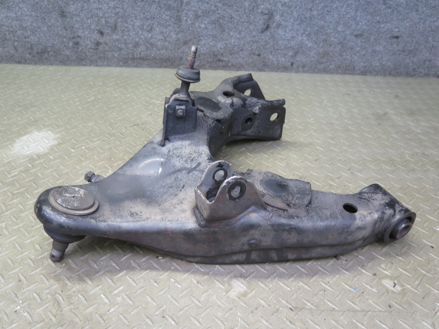 1998-2007 Lexus UZJ100L LX470 Front Right Suspension Lower Control Arm