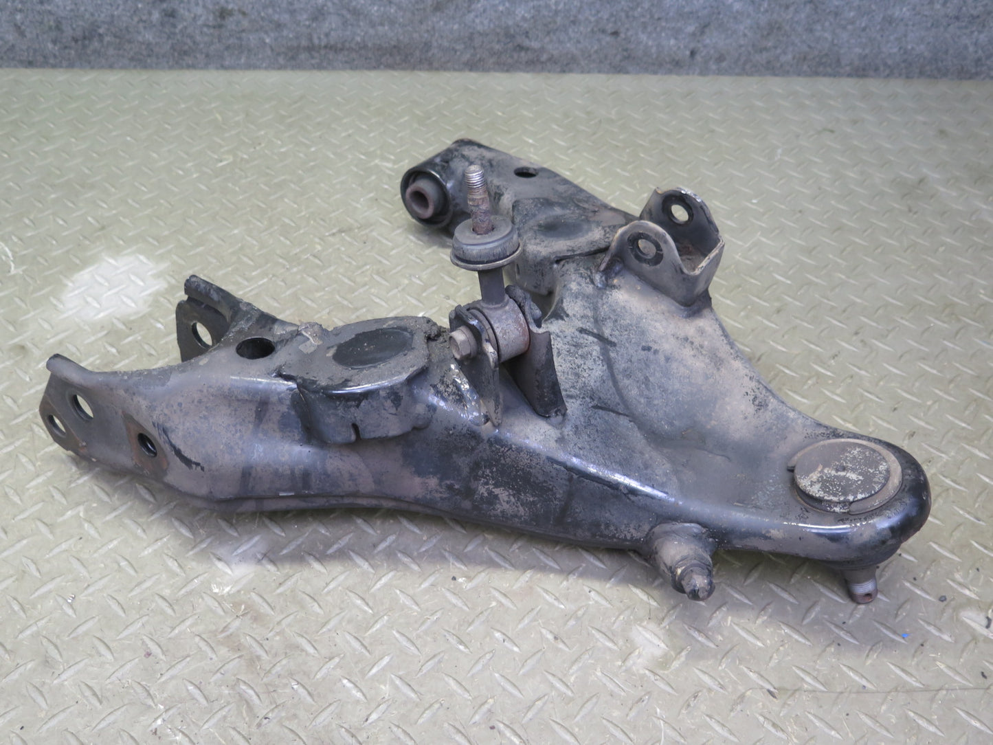 1998-2007 Lexus UZJ100L LX470 Front Right Suspension Lower Control Arm
