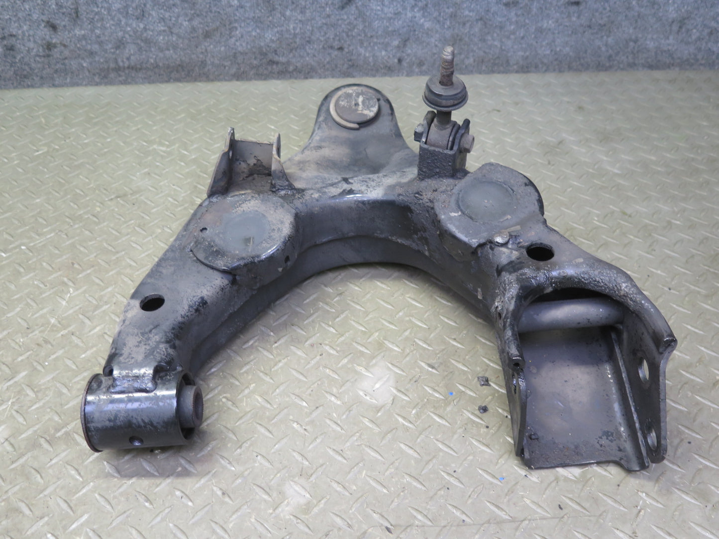 1998-2007 Lexus UZJ100L LX470 Front Right Suspension Lower Control Arm