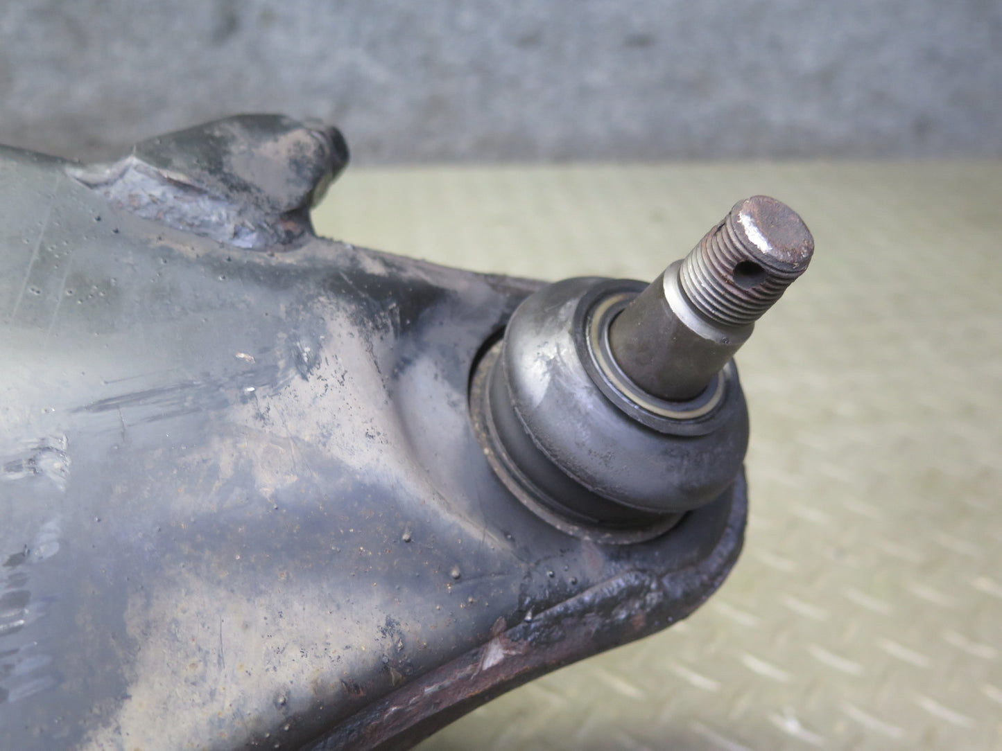 1998-2007 Lexus UZJ100L LX470 Front Right Suspension Lower Control Arm